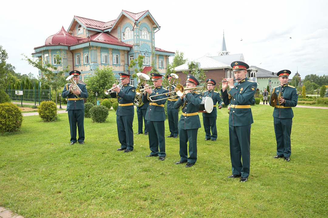 В Орловском открыли скульптурную композицию «Граф Орлов» изображение номер 12